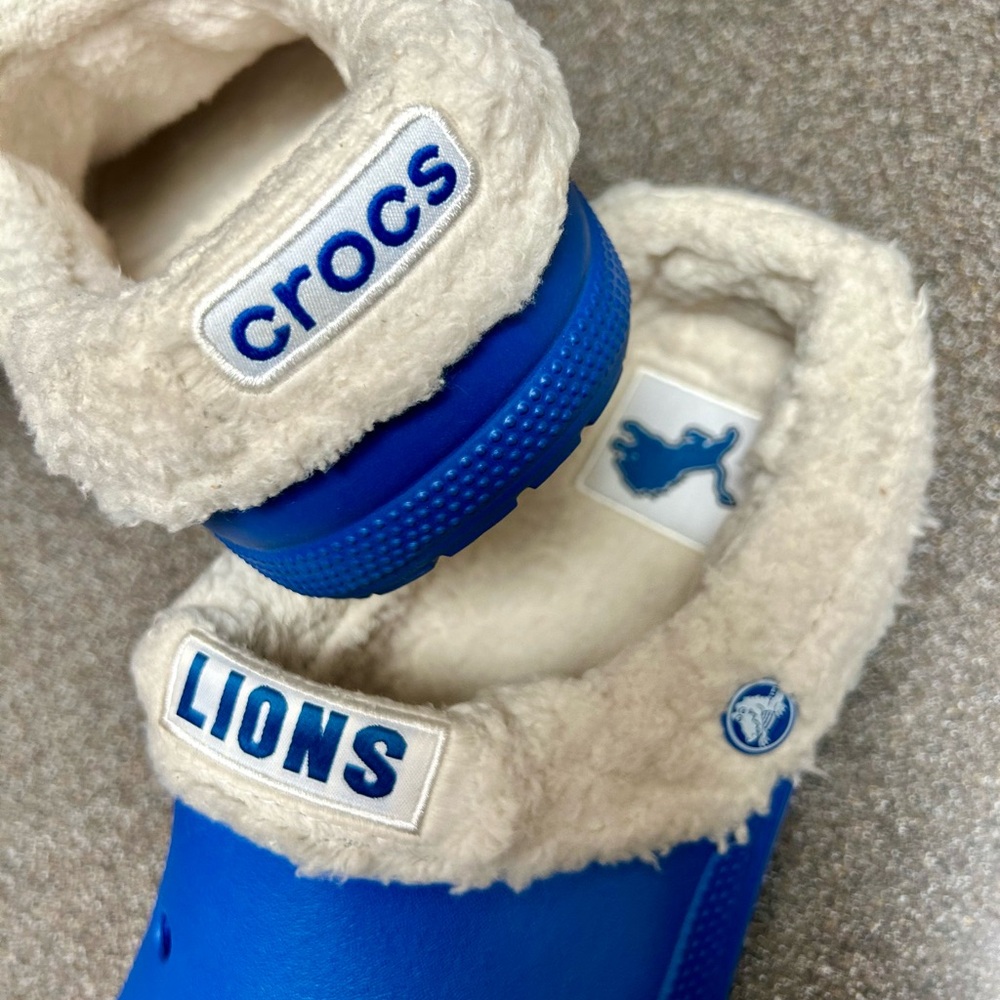 Detroit Lions CROCS Classic Sherpa Lined  M 10 W 12 Honolulu Blue Slip On - Picture 2 of 6